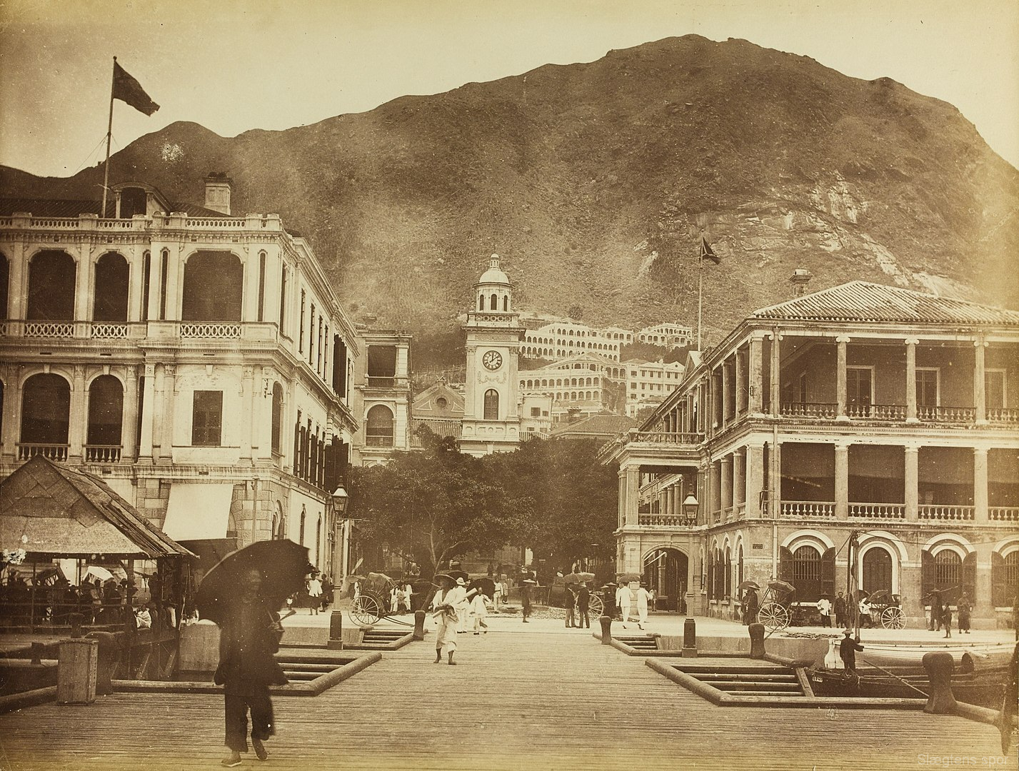 Havnefronten i Hong Kong 1886.  Dent-bygningen er den til venstre