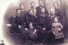 Chresten og Dorthea med børnene,  1903