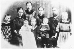 Chresten og Dorthea med børnene, ca.  1891